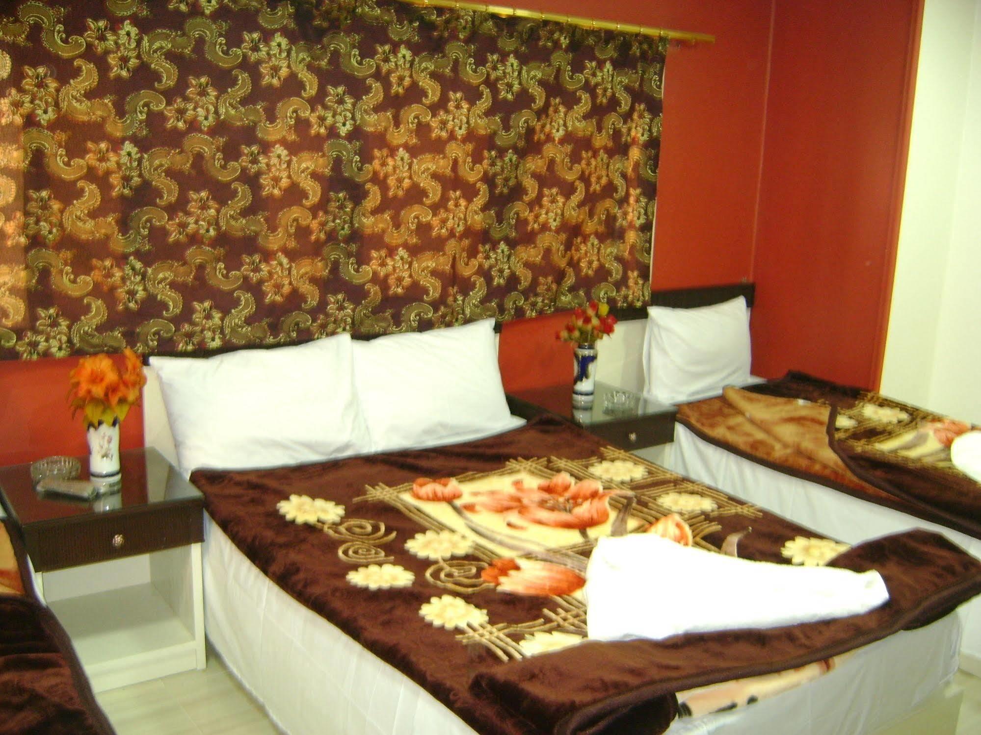 Isis 2 Hostel